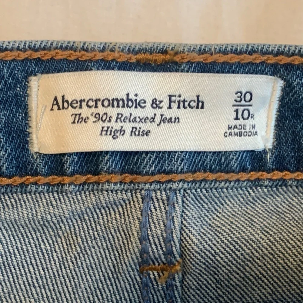 Abercrombie Fitch 90s High Rise Relaxed Jeans SZ 10 Raw Hem Short 30 READ Denim